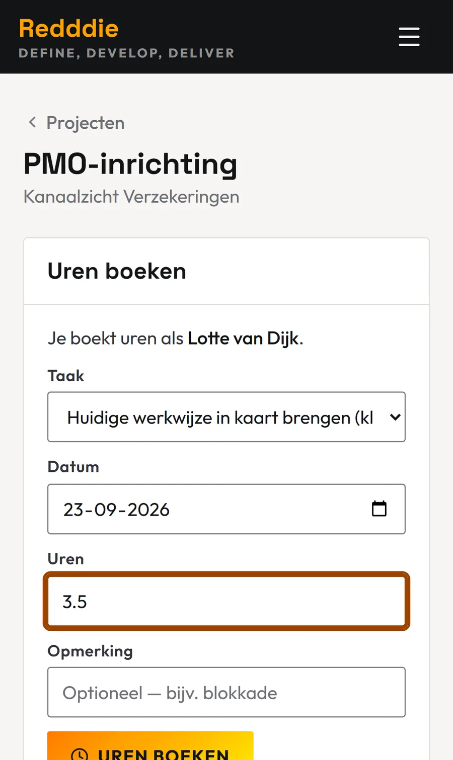 Uren boeken op een telefoon: kies een taak, datum en aantal uren en voeg eventueel een opmerking toe.
